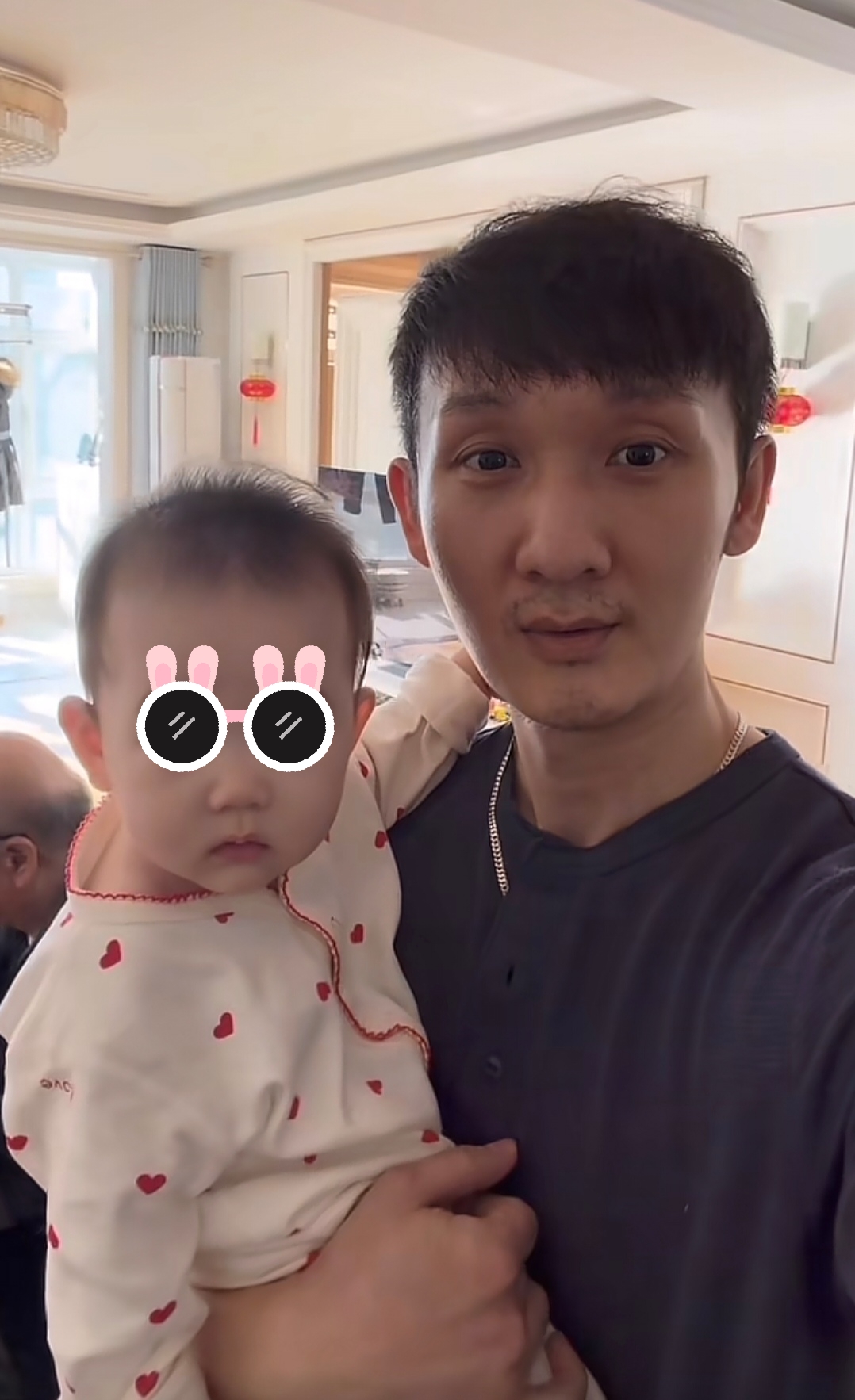 青翼蝠王韦一笑扮演者刘长生元旦尽享天伦之乐，小儿子迎三胎