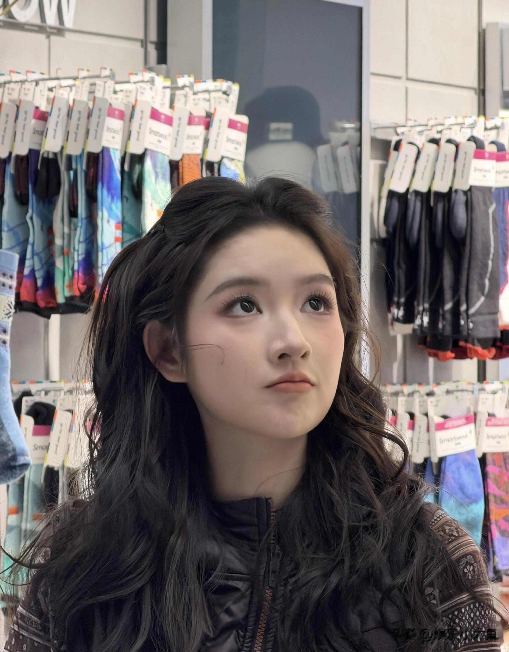 王玉雯北京出席线下活动，一袭浪漫波浪卷造型，这优雅范儿太绝了