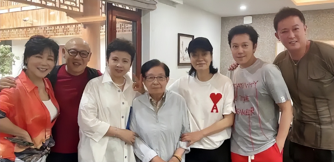 看62岁毛阿敏的生活，才知道她放弃260亿遗产，是真正的人间清醒