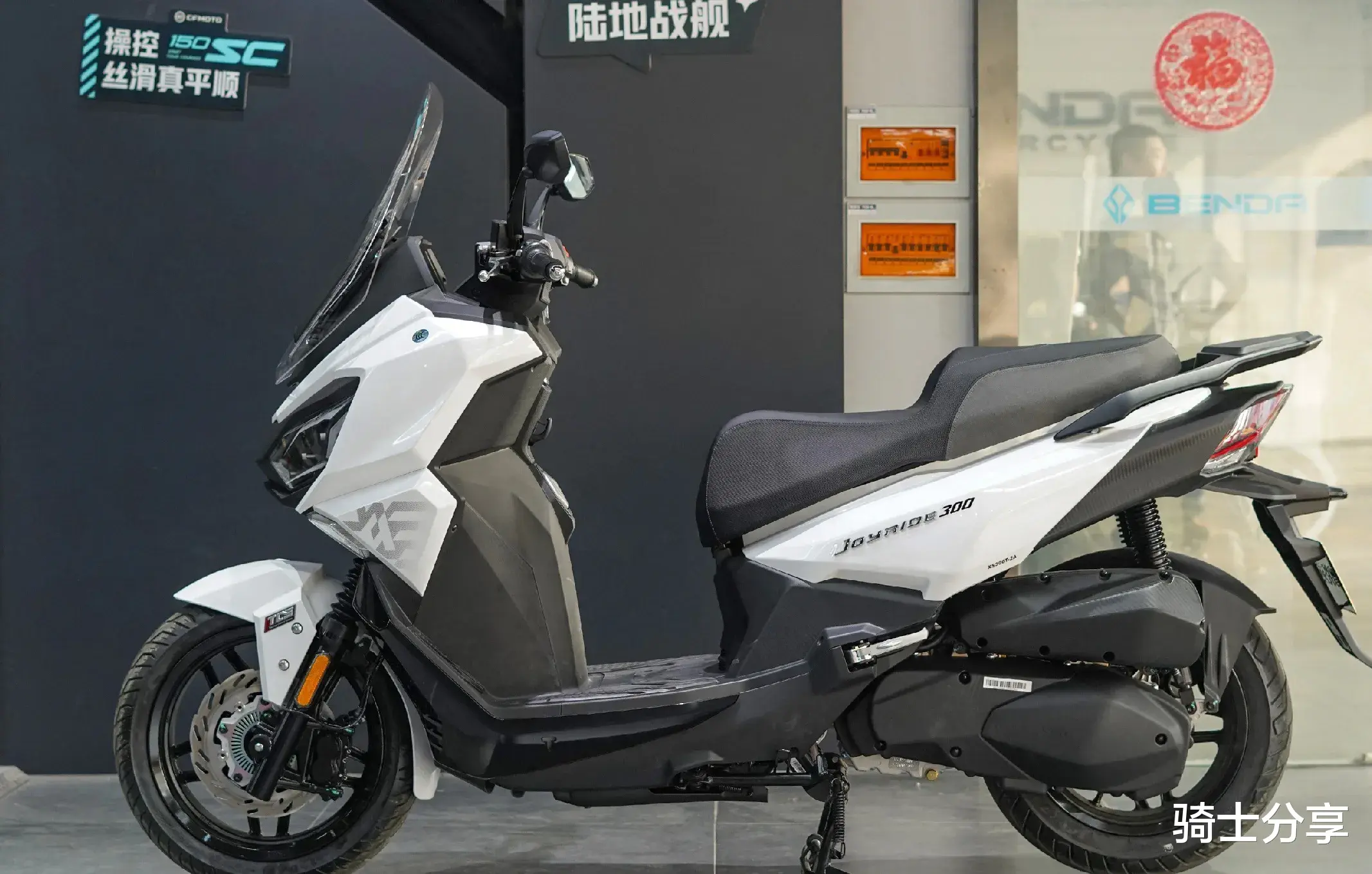 为什么踏板摩托车的踏板不能再大一点？而电动车却可以