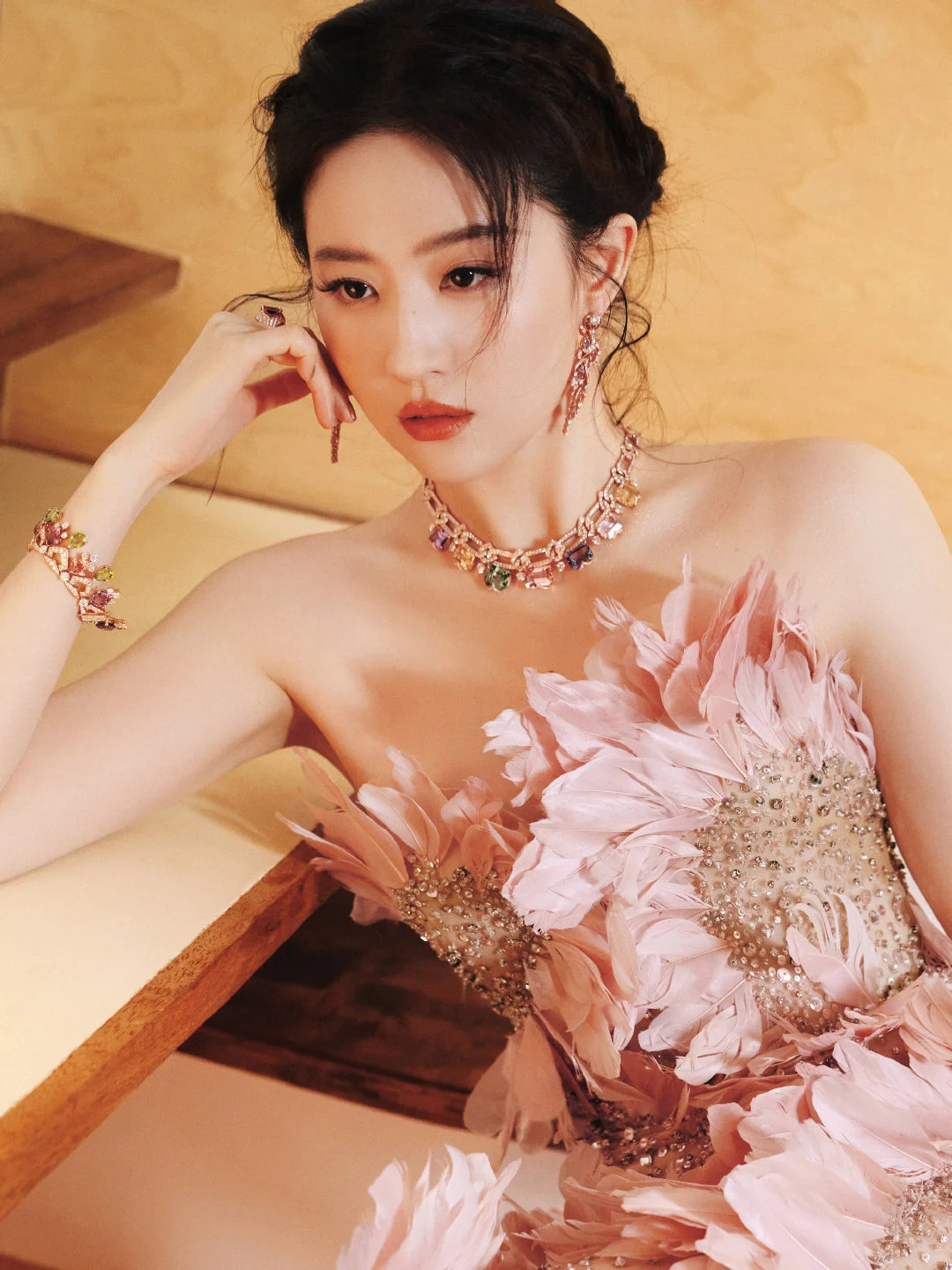 ?余承东刘亦菲访谈30分钟闪电结束,余承东慌了还是神仙姐姐太美?