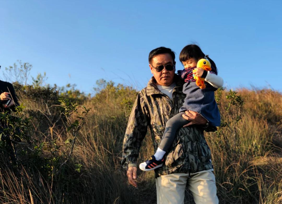 圈外女友晒尔冬升与9岁女儿合照，网友：说丁克的男人都后悔了