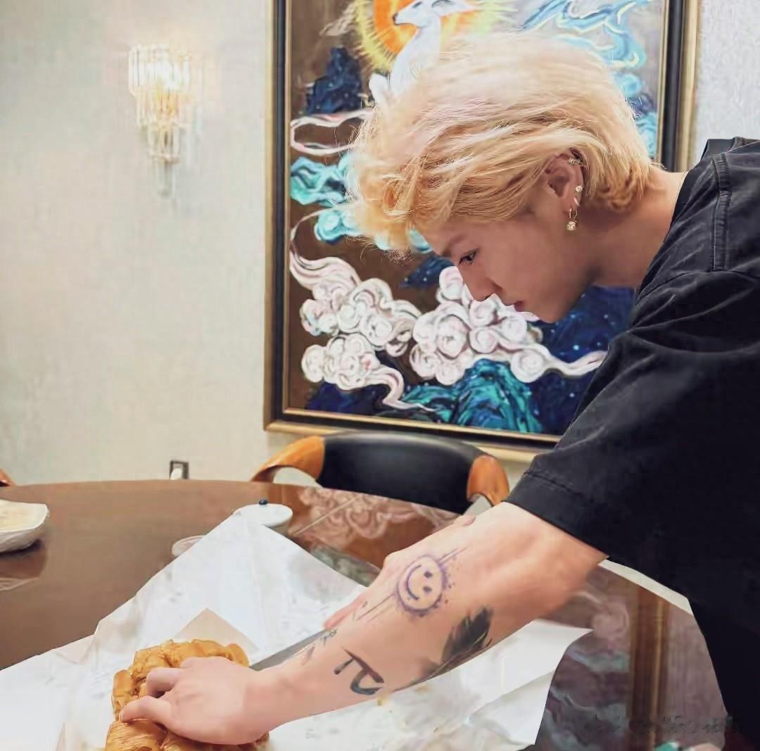 鹿晗豪宅休养膝伤触目惊心，昔日顶流为情所困至此？