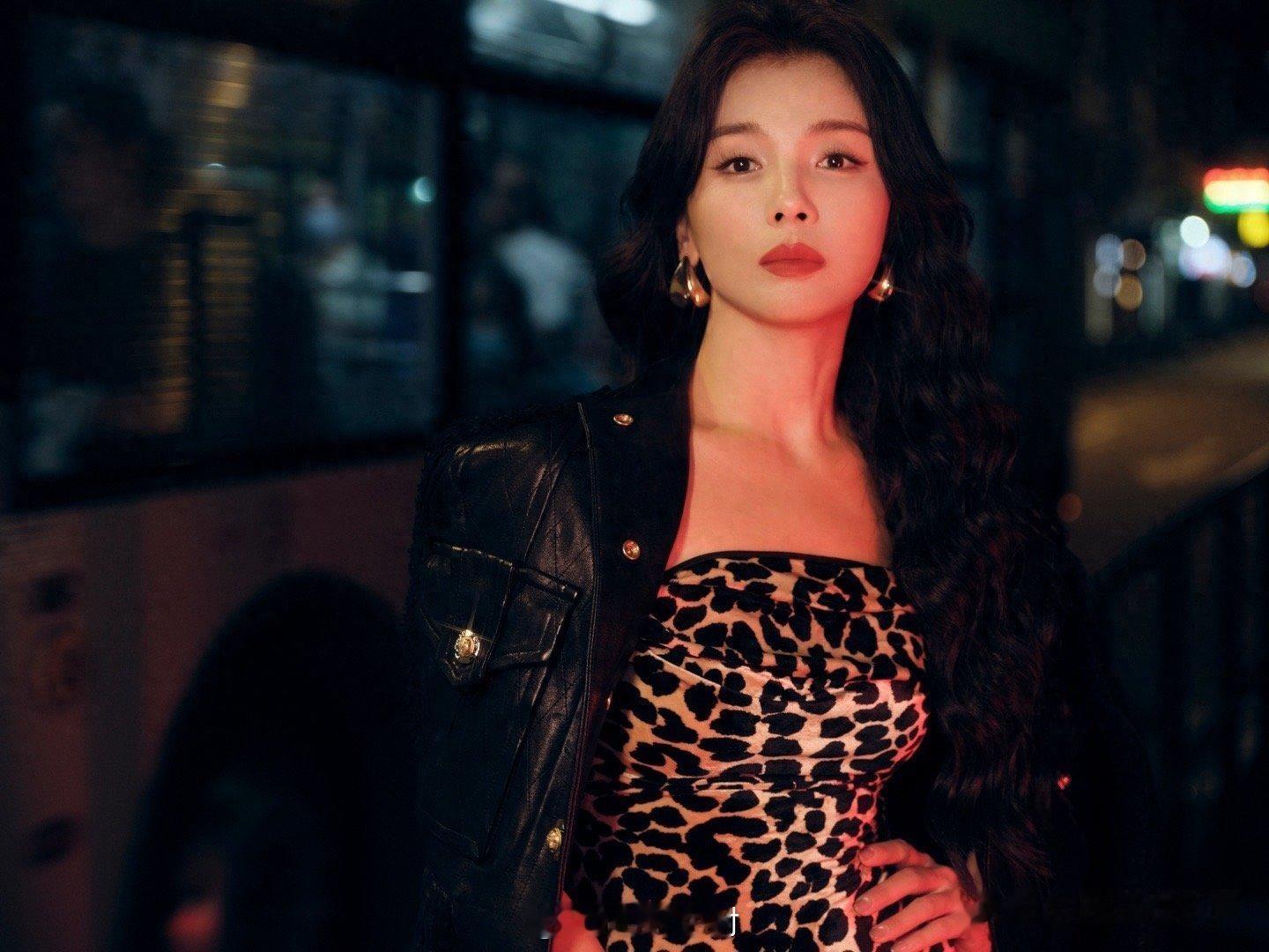 刘涛,“她穿的不是豹纹,是把夜色驯服于身的优雅。”