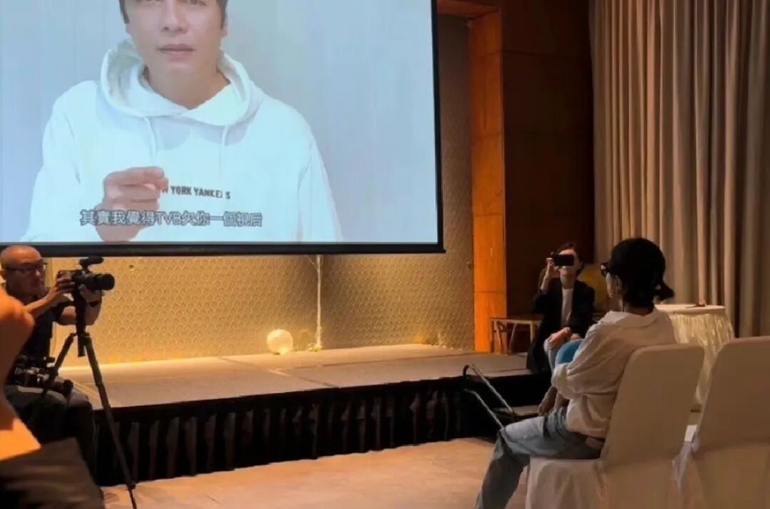 60岁颜值回春，未婚未育的她竟活成这样？