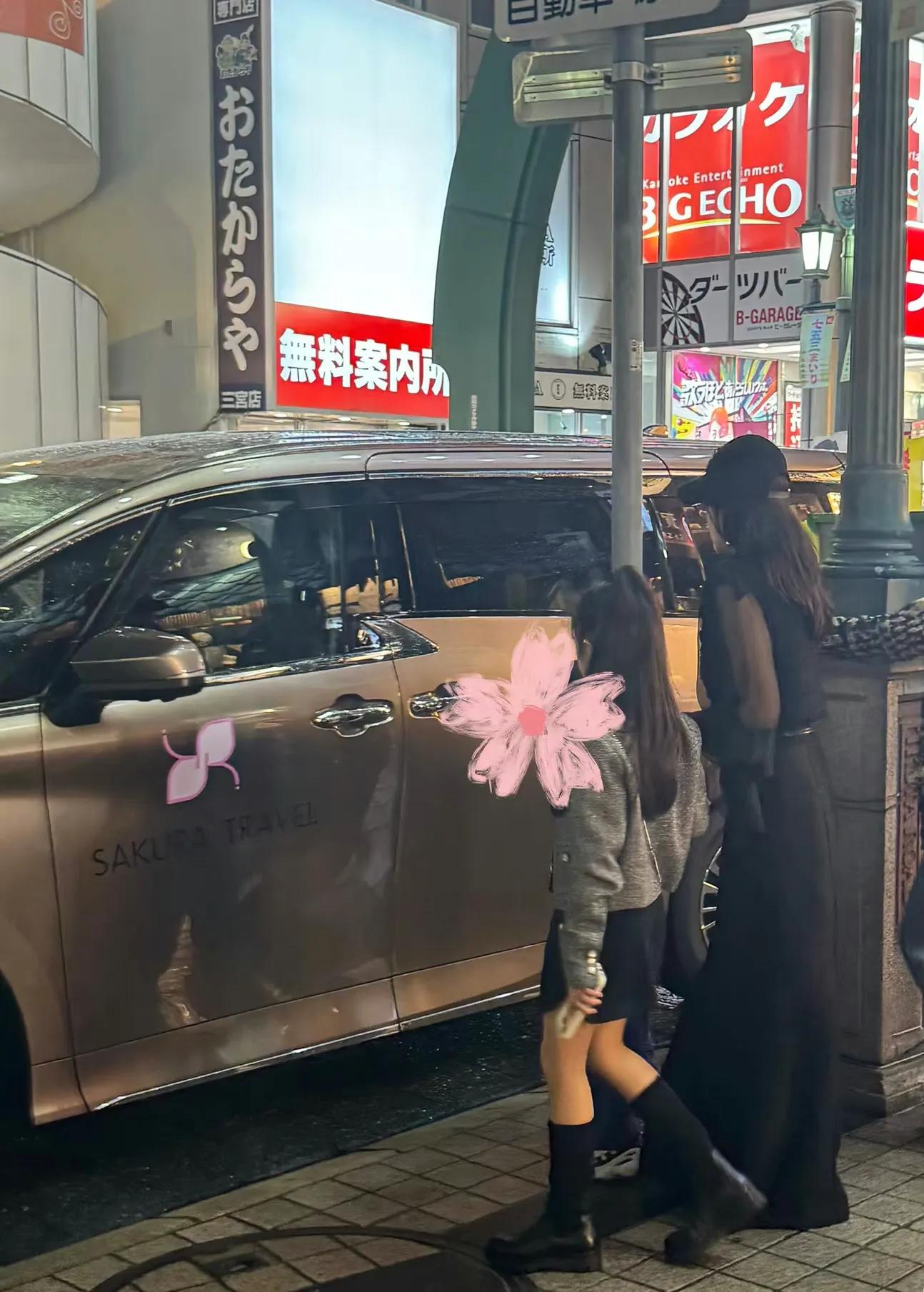 章子怡带俩孩子现身日本！10岁醒醒打扮很女团范儿，去追星宋雨琦