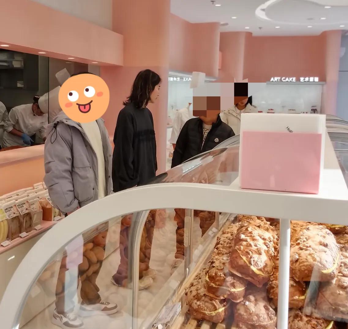 周扬青前男友爆改女生？留长发穿女装嘟嘴卖萌，罗昊让人雌雄莫辨