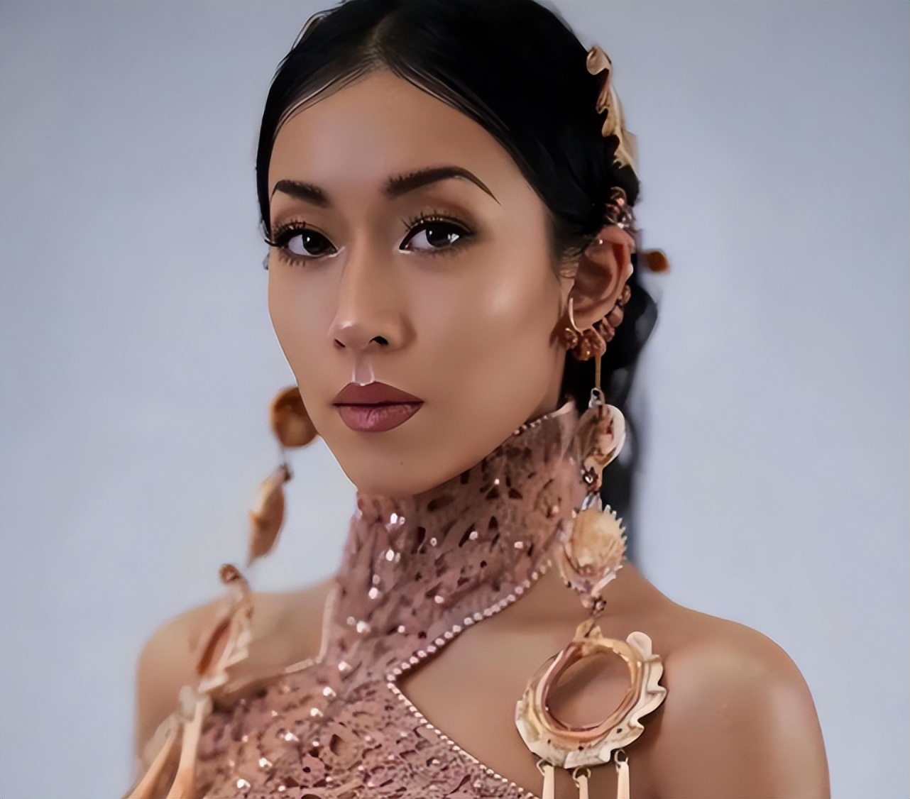 哭穷炫富当“三姐”，装了10年原形毕露，吉克隽逸辜负刘欢的期望