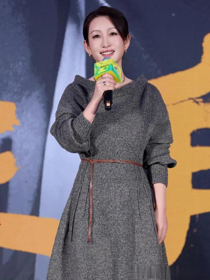 秦海璐穿出了70后想要的高级感!灰色针织衫裙+细腰带,简约大气