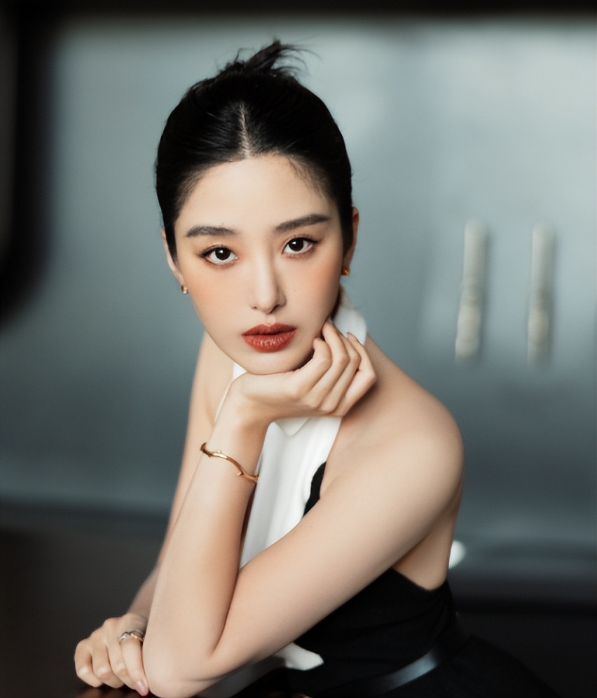 没了贵人撑腰，娱乐圈的看人下菜碟，在杨采钰身上展现得淋漓尽致