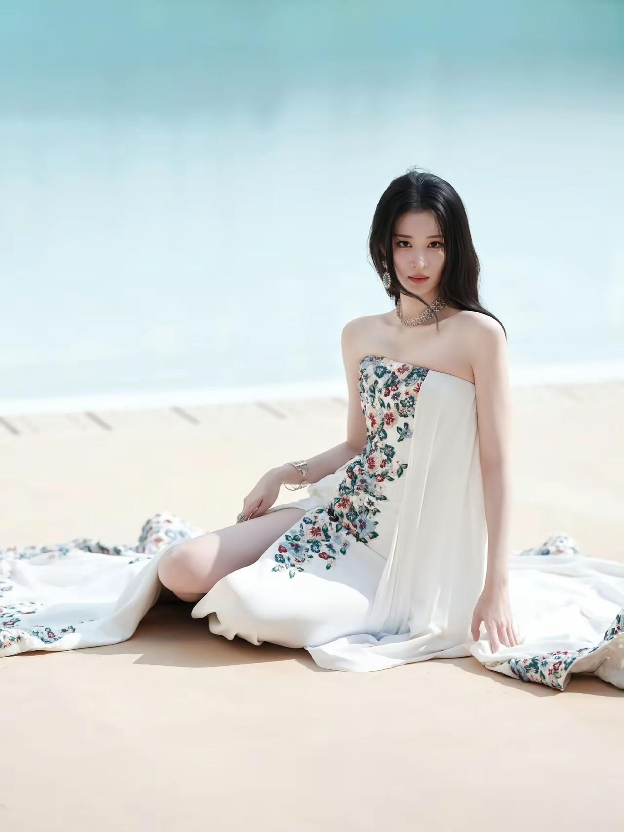 王楚然骨相出众，气质淡雅，美的让人移不开眼！