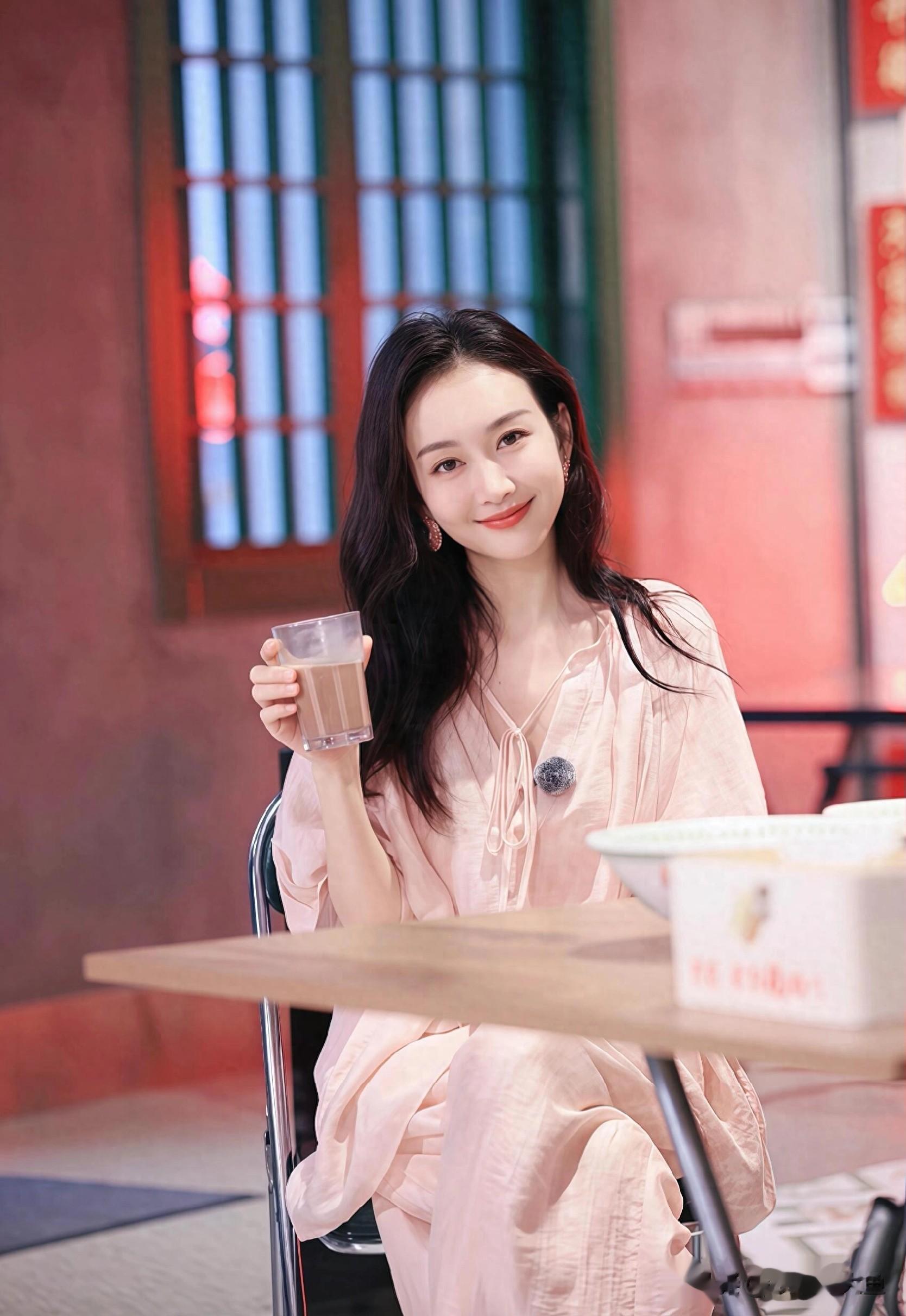 王鸥录制《城市风华录》节目路透，穿粉色套装喝着咖啡好惬意
