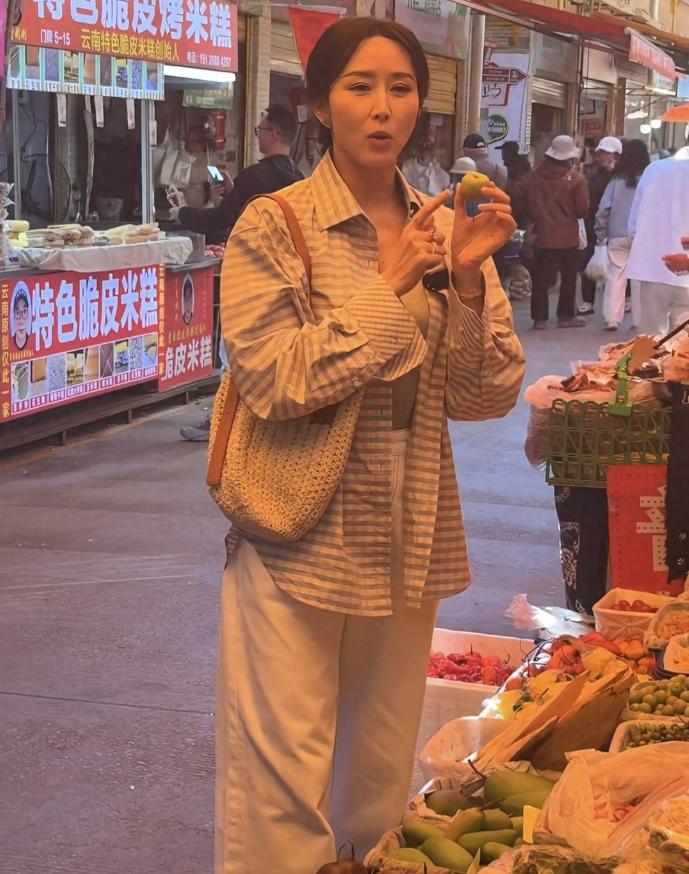 胡静现身娘家农贸市场!打扮朴素似村妇买年货,端着米糕边吃边聊