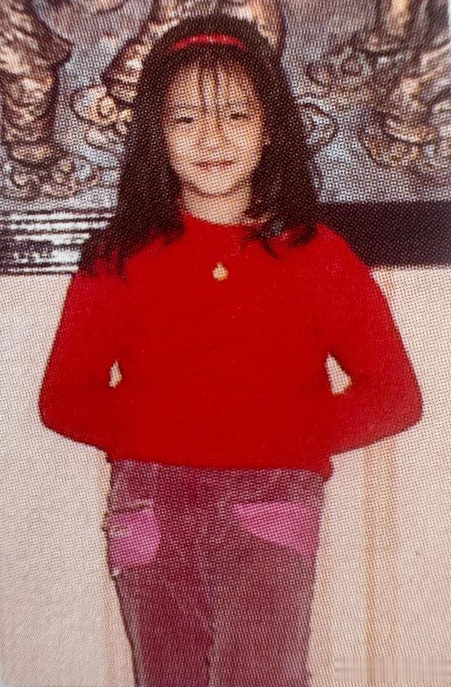 大S小时候的照片,和现在的小玥儿简直一模一样