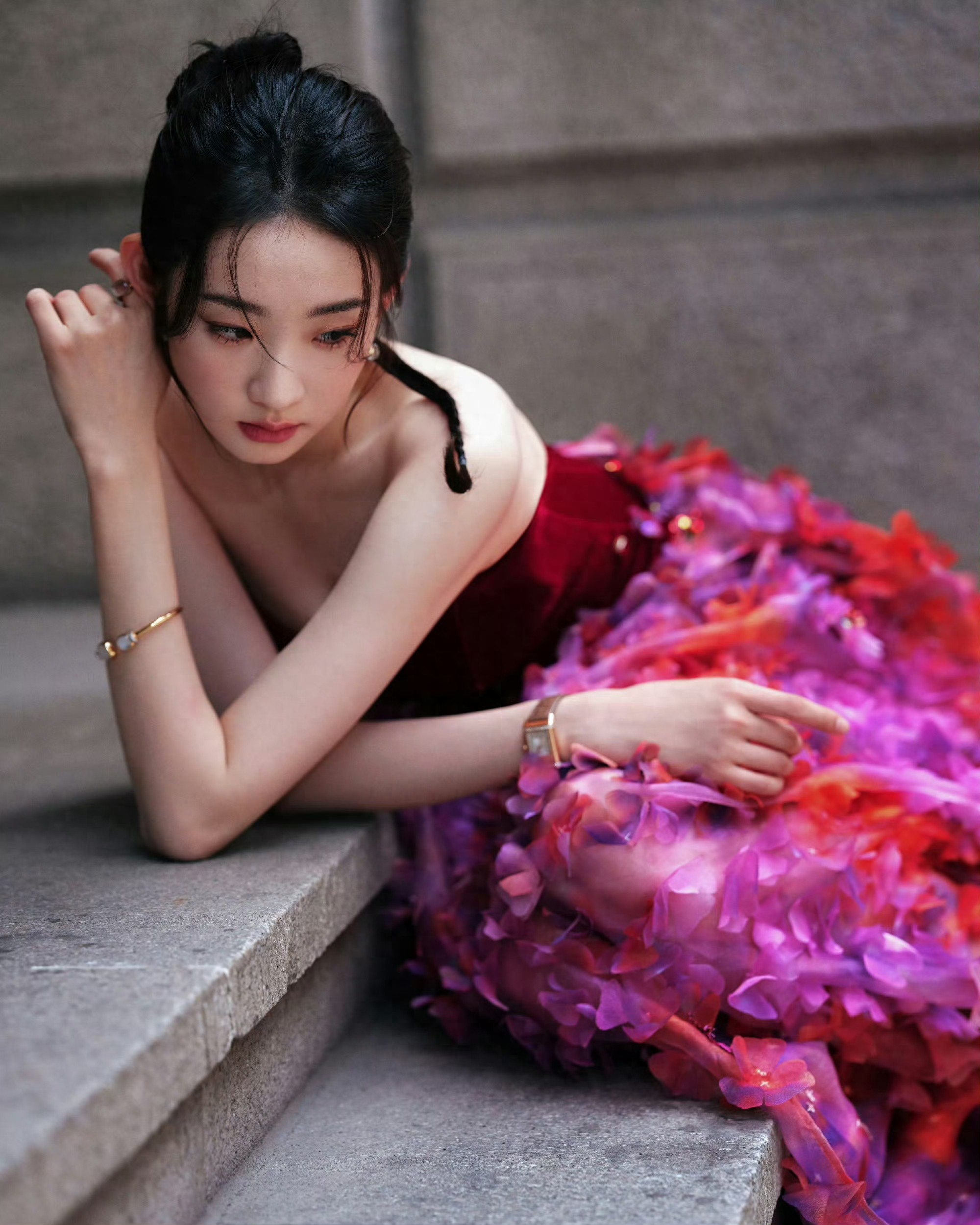 张艺凡浪漫街拍，行走中的玫瑰美人 ???