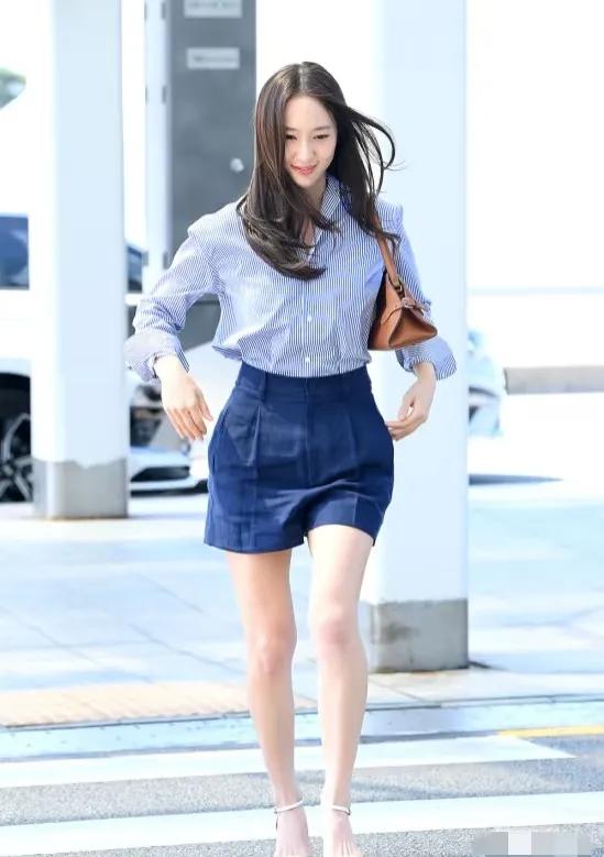 郑秀晶现身机场，高跟凉鞋卡到洞里，三个人帮她弄鞋子，星范十足