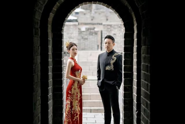 汪小菲婚礼刮大风画面曝光！在长城上誓言，张兰穿白色旗袍被喷