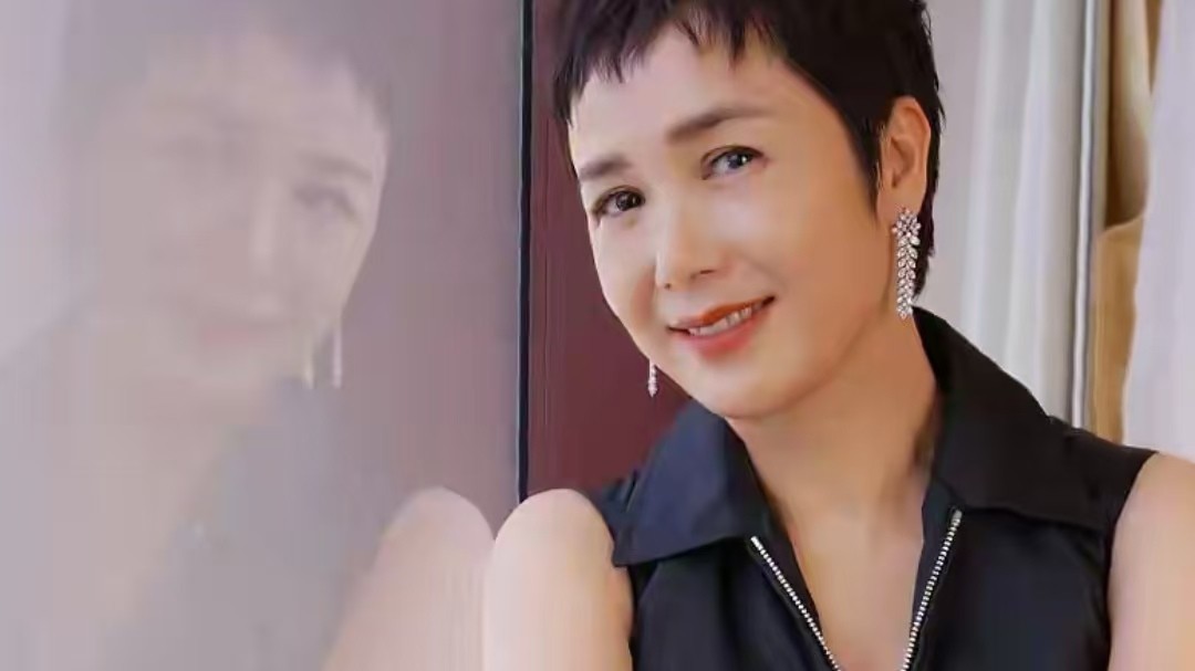 59岁蒋雯丽现状，定居英国，又瘦又老，她也步入了徐帆的后尘？