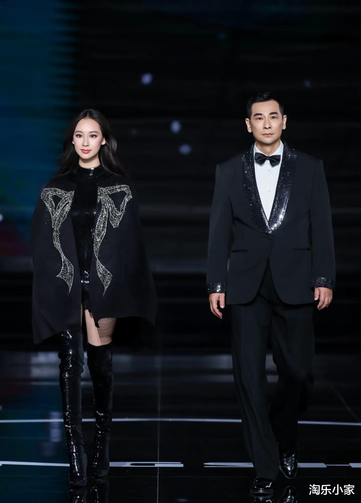 李小璐T台遭遇意外亲吻！女儿甜馨当场愣住，赵文卓表情意味深长