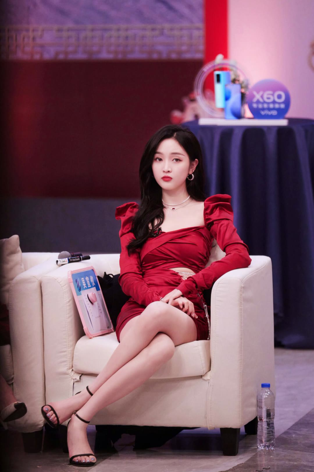 吴宣仪这身玫红礼裙造型，你打几分？