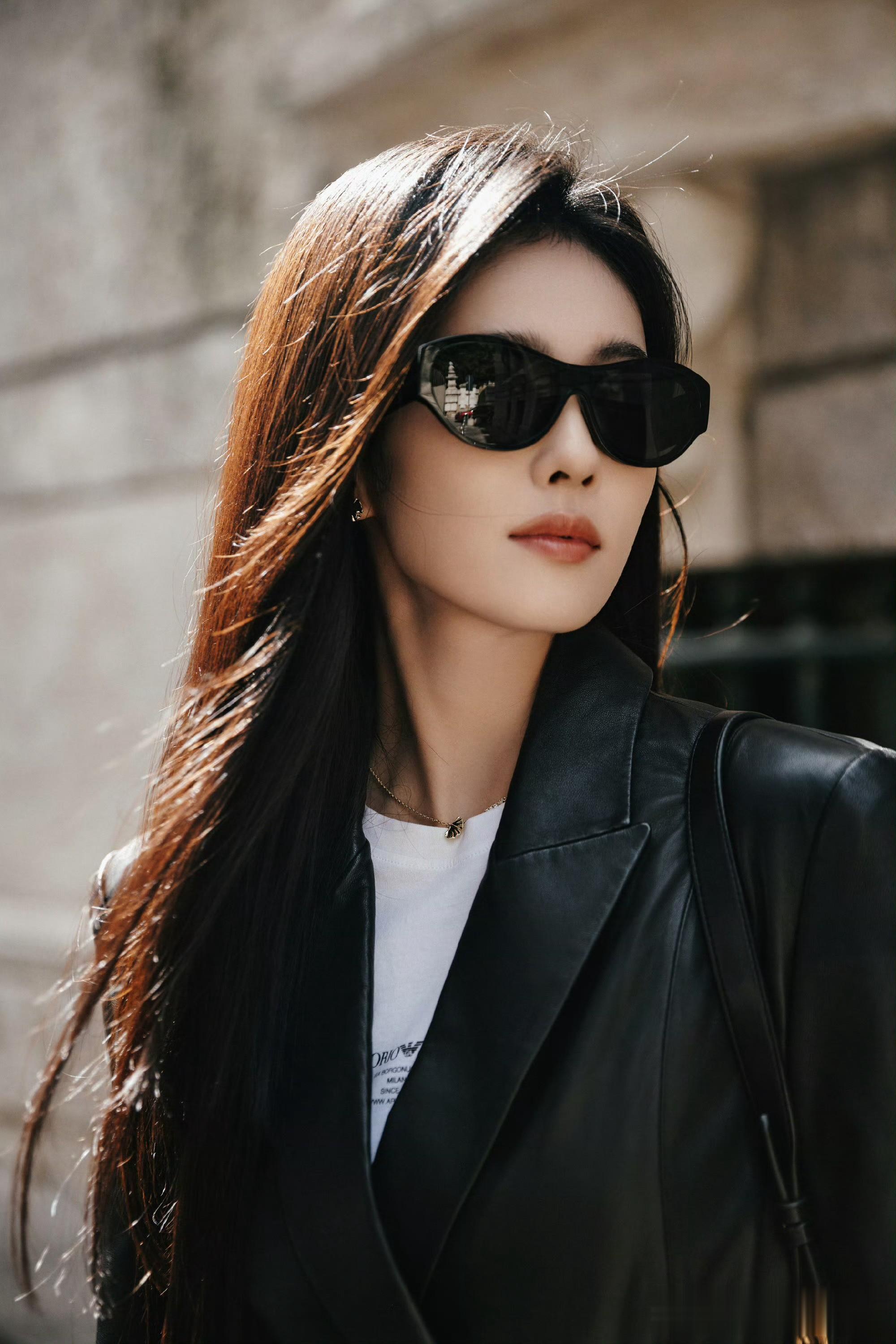 白鹿黑色皮衣街拍，酷飒与优雅并存，尽显时尚张力