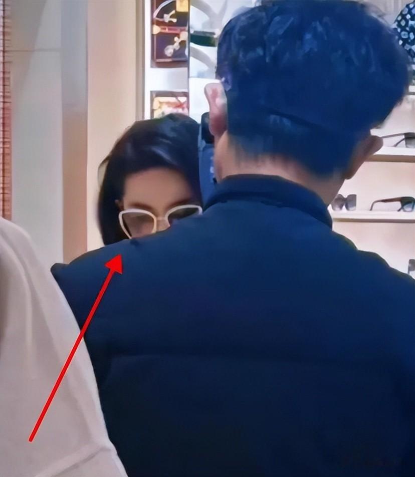 刘亦菲LV购物被偶遇！腰臀丰腴不少变性感，长发及腰气质似大学生