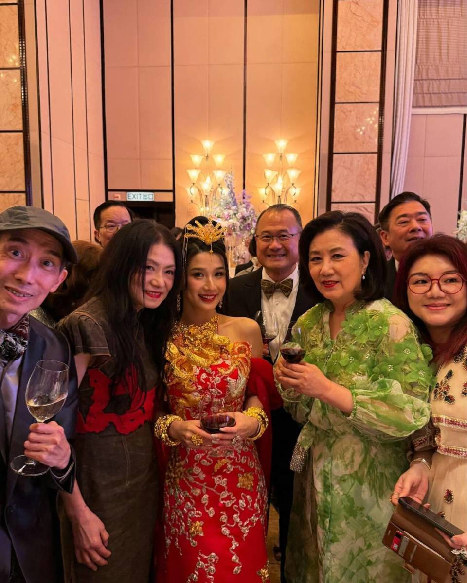 40亿千金风光大嫁，全身戴满金器，席开20余桌，诸多艺人现身捧场