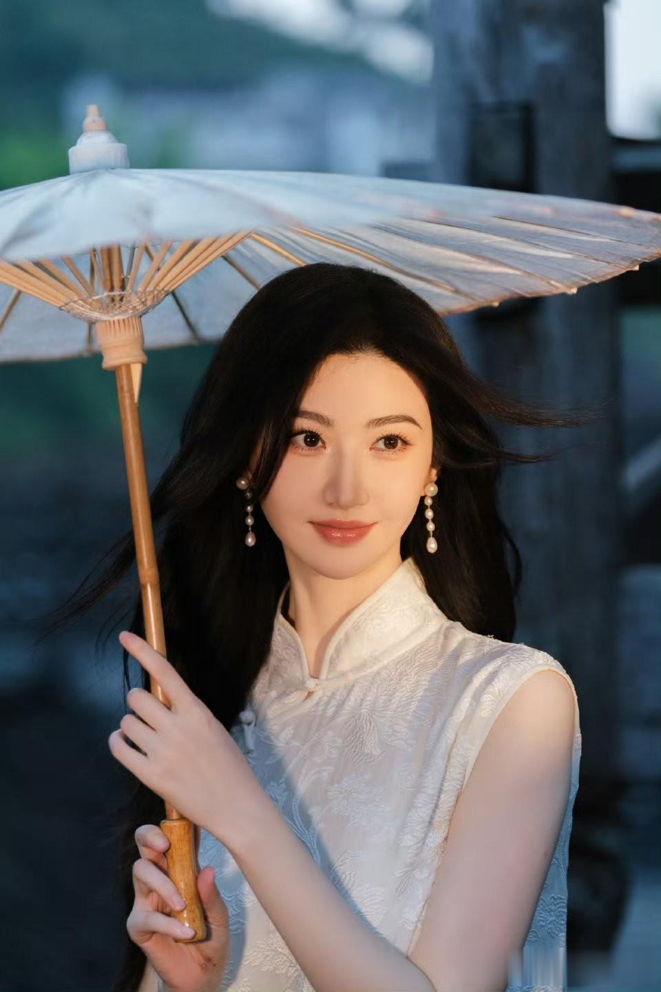 景甜白旗袍油纸伞，江南水乡演绎古典温婉美人