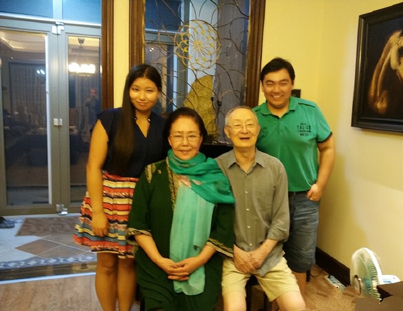 75岁斯琴高娃和家人聚餐,哄2岁孙女吃饭围着娃转,瑞士丈夫去世