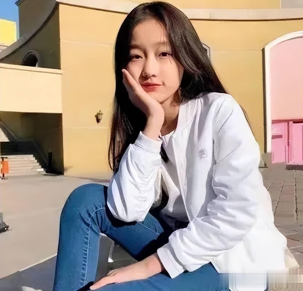 小四月，终是为父母的失败婚姻买单，年仅15岁看起来比母亲还成熟