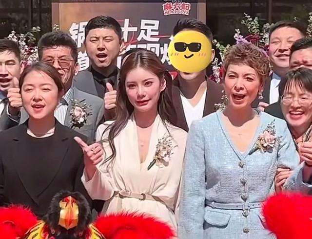 马筱梅亮相麻六纪剪彩活动，评论区称不会曝光孩子，网友却不买账