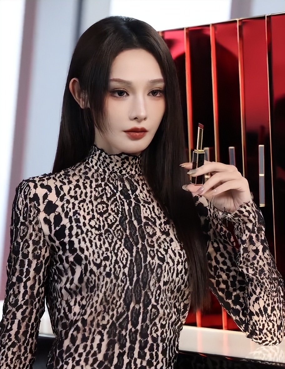 上海TF活动,彭小苒“蛇女”辣眼,包上恩土气,王楚然一身黑惊艳