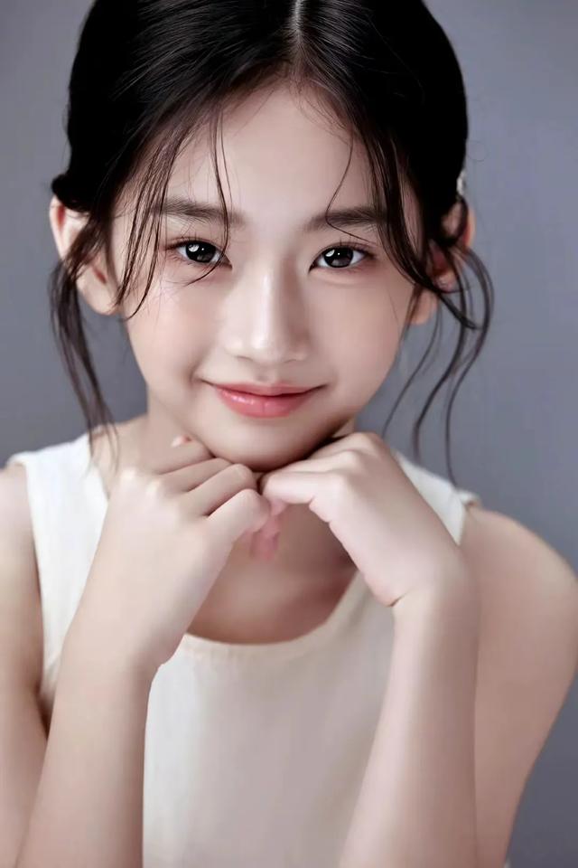 于正新签8岁艺人卢雅熙，被赞胜似刘亦菲，看不到一点该有的童真