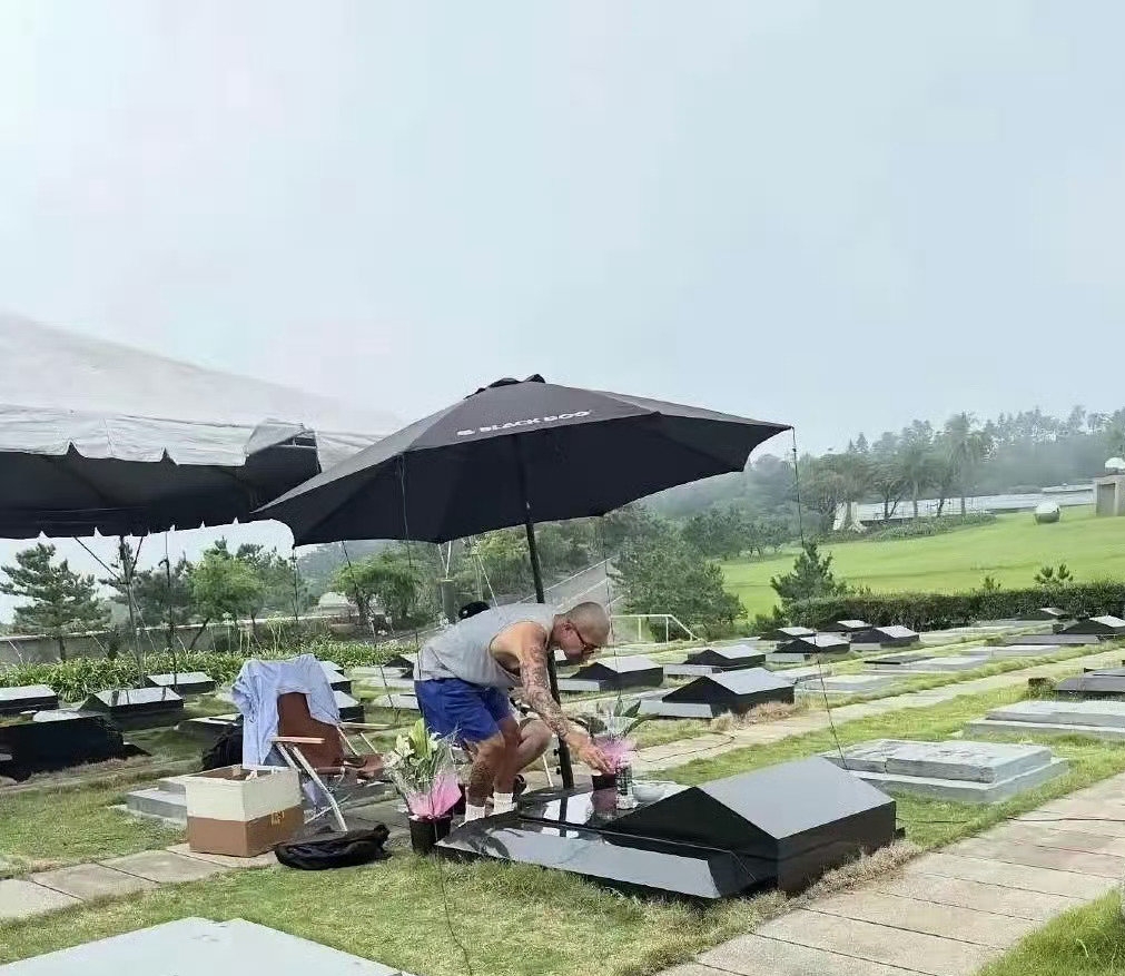 大S离世一周年雕像成空？具俊晔寂寞守墓地，小S母女跨年抱头痛哭