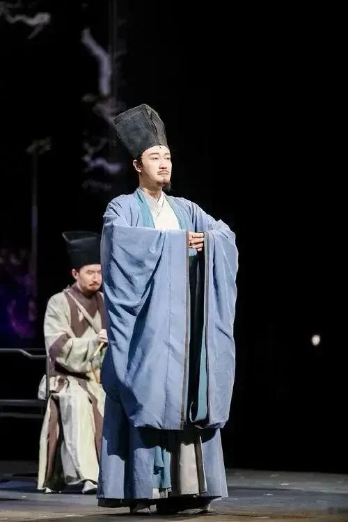 辛柏青现身春晚彩排！神情哀伤瘦了不少，一件羽绒服反复穿很节俭