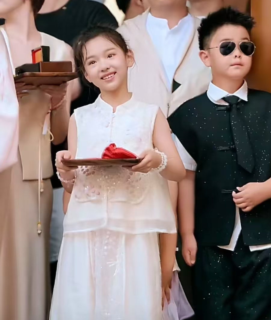 佟丽娅给小酒窝和朵朵定娃娃亲惹争议，大声吆喝：近水楼台先得月