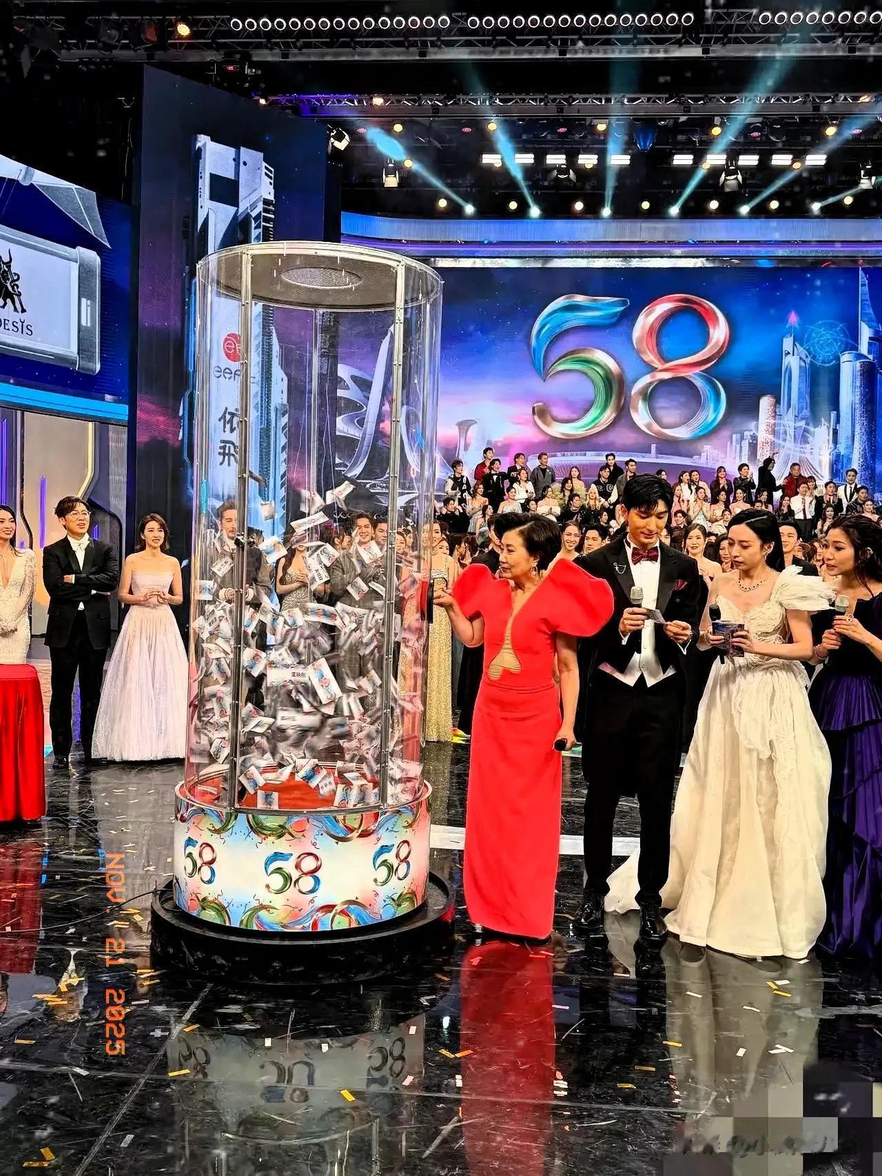 汪明荃主持TVB58台庆穿高跟鞋好矮身高缩水了走路像老太太小踱步