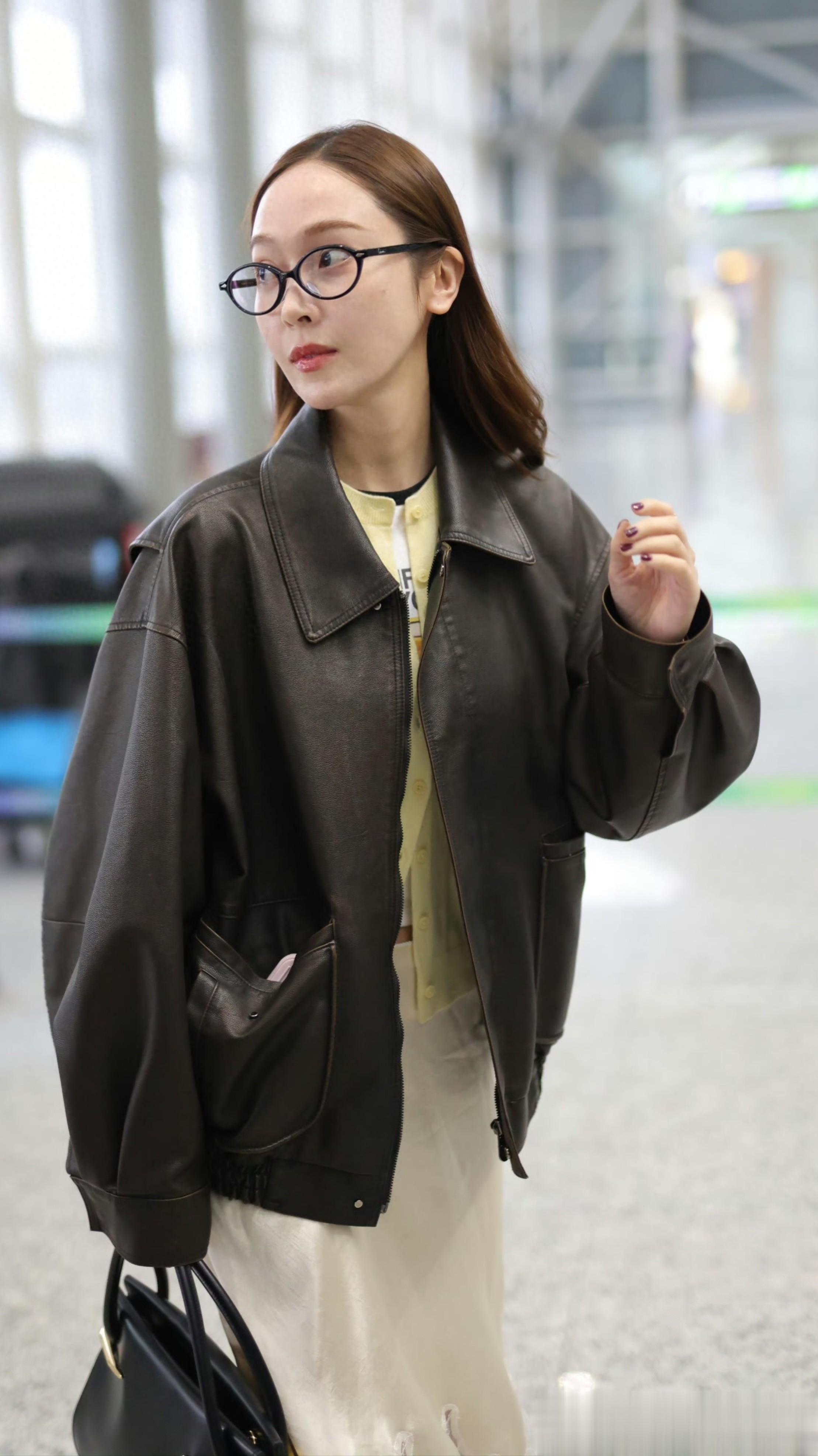 郑秀妍因长期稳定的高水准私服穿搭，被粉丝和媒体称为机场女王。