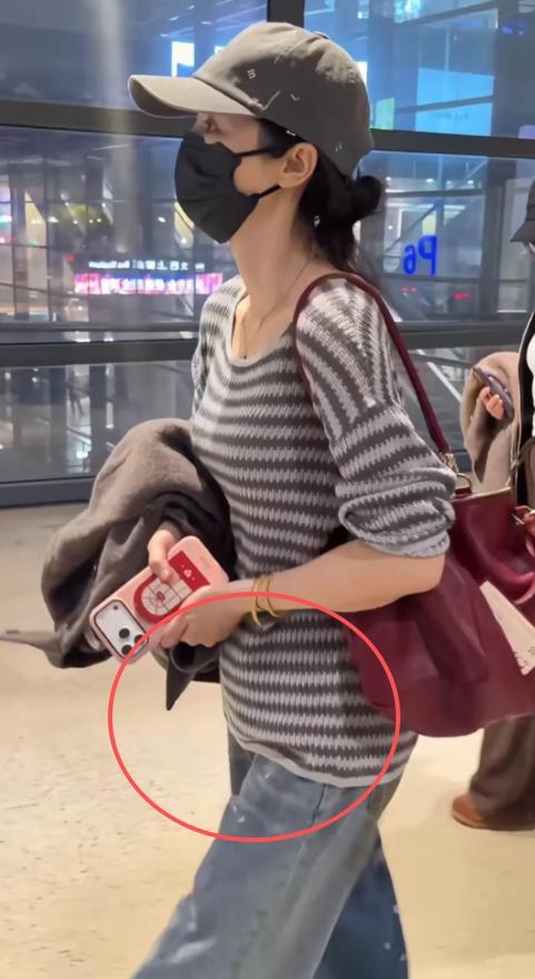 董璇46岁生日宴曝光!手捧蛋糕小腹隆起明显,张维伊站C位出风头