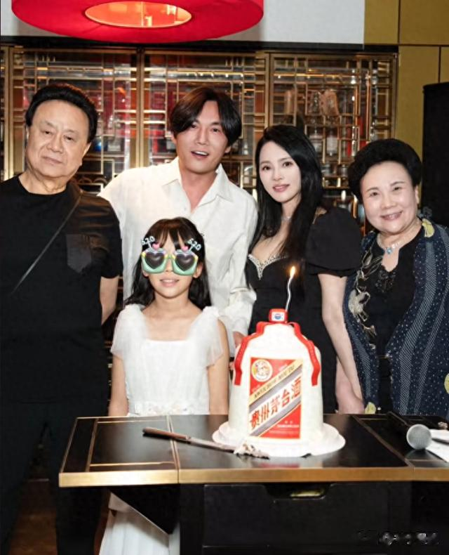 秦昊一家为他庆47岁生日，57岁伊能静穿超短裙，珠圆玉润身材绝了