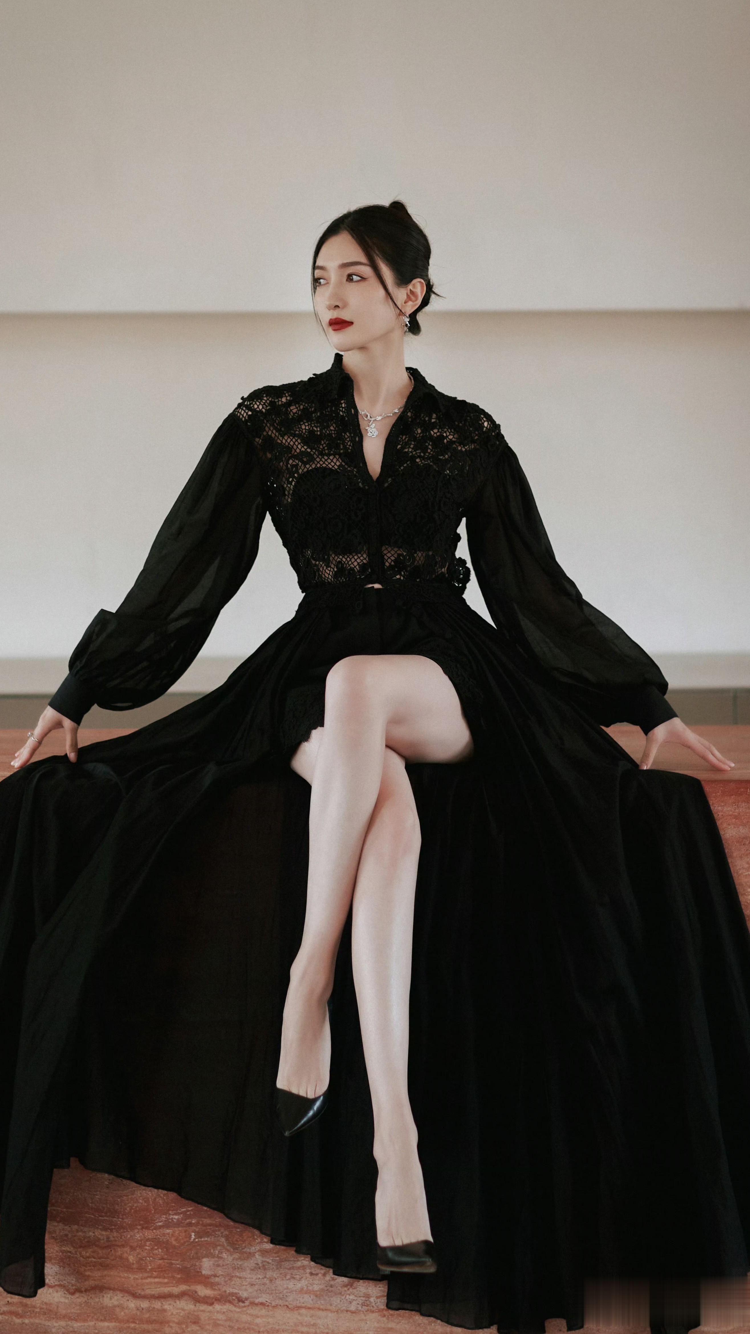 江疏影 费加罗红毯现场，冷白肤色在黑裙衬托下更显通透！