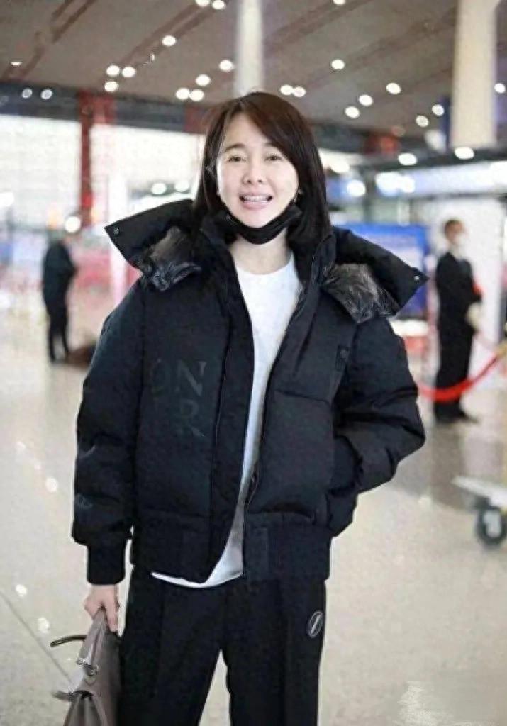 左小青剪了波波头短发年轻20岁!穿羽绒服白T阔腿裤,高级洋气!