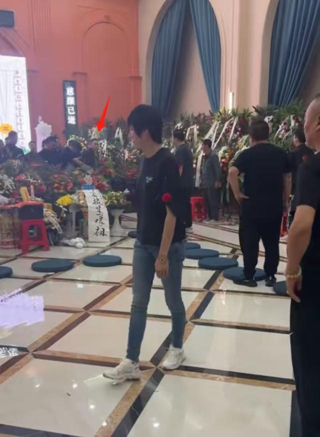 杨议灵前晕倒！众人合力抬出，现场一片混乱，做法事的高僧很抢眼