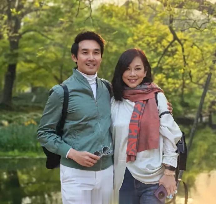 陈松伶和老公张铎游西湖，两个人的状态差距好大，女方太显老了
