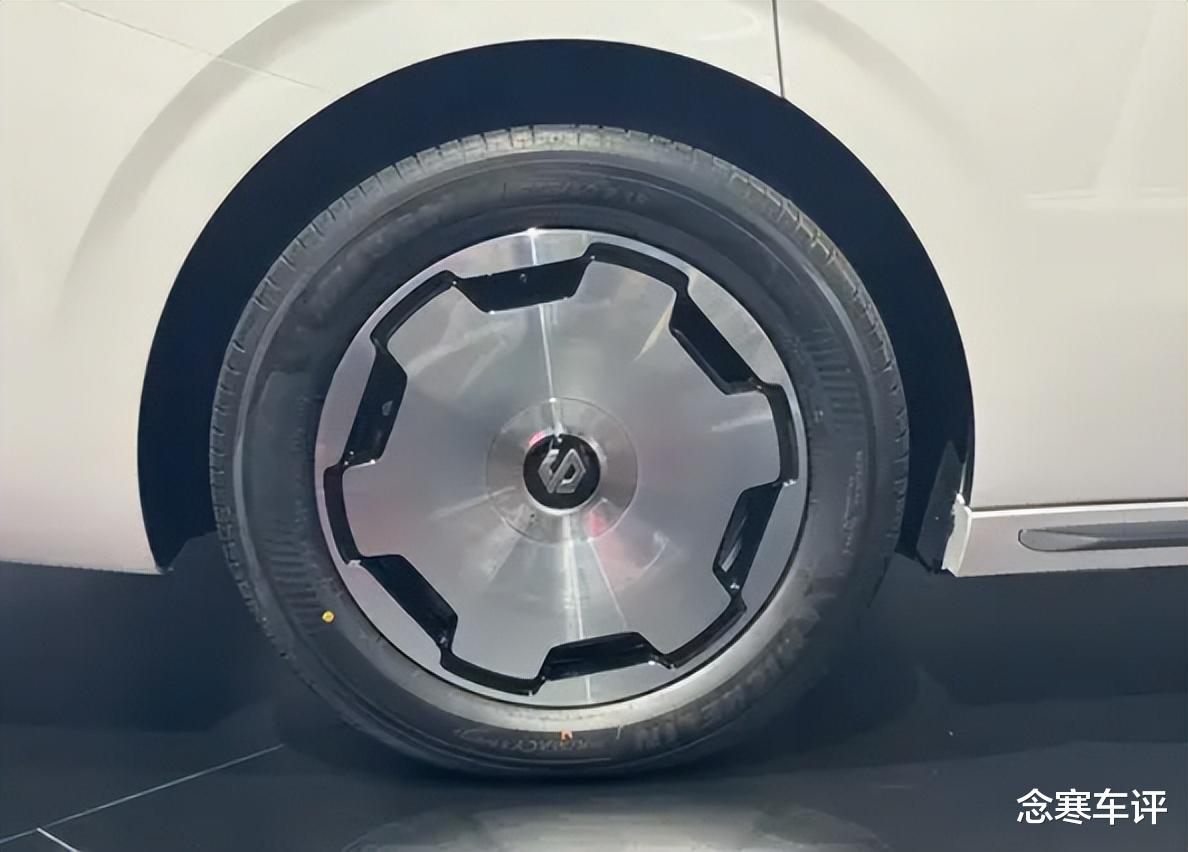 零跑首款旗舰MPV亮相！D19标配激光雷达，115度电池，双8797芯片