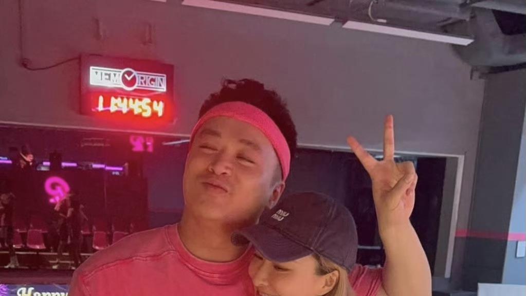 TVB力捧小花晒泳装照！被指减肥成功，与型男亲密依偎引关注