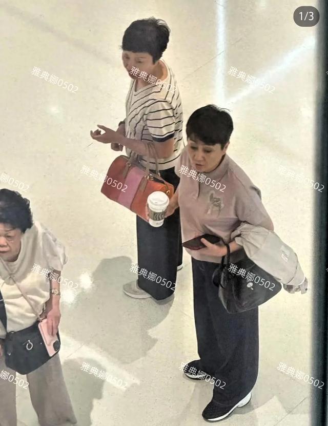 东莞偶遇赌王四太梁安琪跟娘家人一起逛街,本人个子不高气场很强