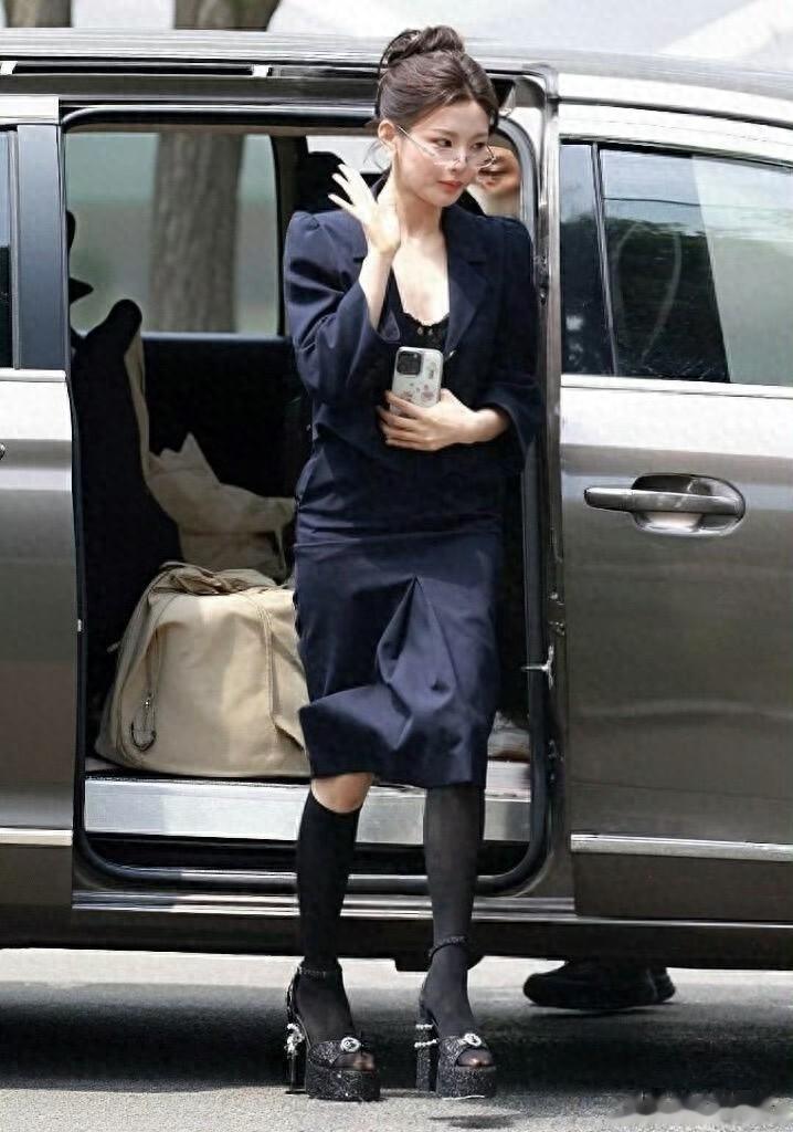 杨超越|路透 纯欲风这块拿捏死死地 ?