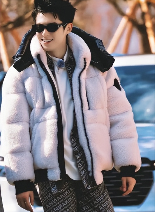 十年神秘女友风波刚3个多月，26岁王鹤棣近况曝光，一点也不意外