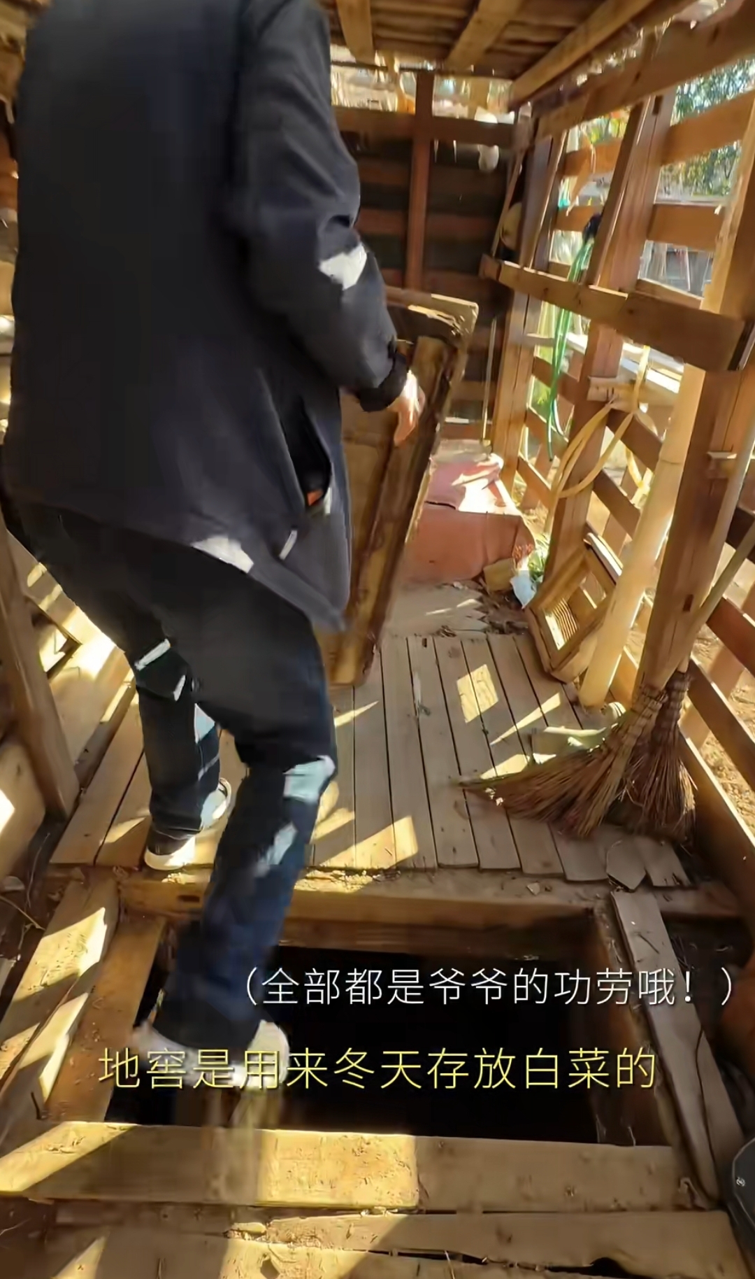 梅婷在家用农家菜宴客,公婆种菜不和他们同住,公公回应重男轻女